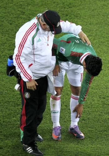 المكسيكي كارلوس فيلا يتلقى العلاج خارج الملعب