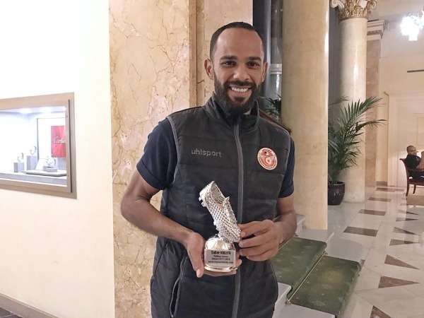 خليفة مع الجائزة