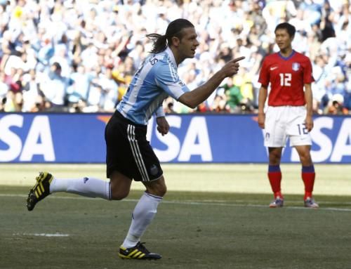 فرحة مارتين ديميكيليس بهدف الارجنتين الاول ضد كوريا الجنوبية