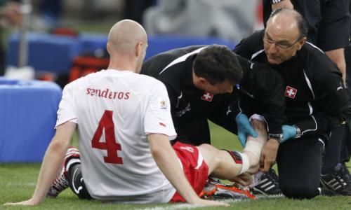الأطباء يعاينون فيليب سينديروس الحصة التدريبية للمنتخب السويسري 