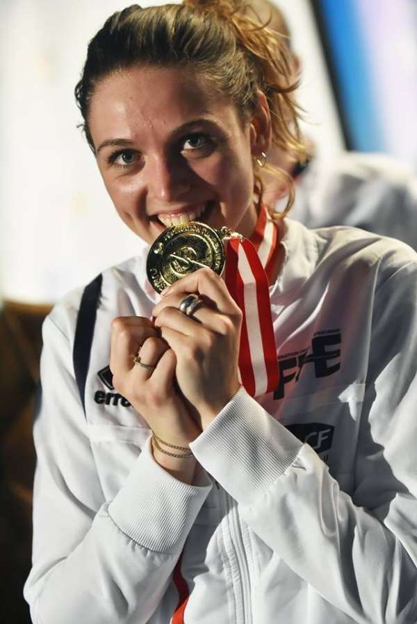 من تتويج الفرنسية مانون