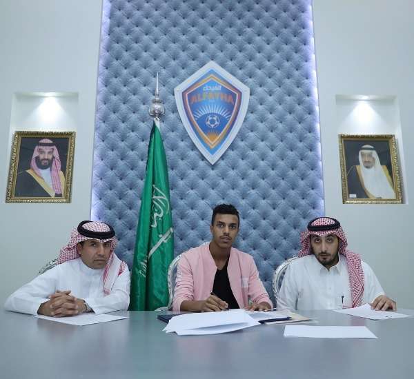 جانب من التوقيع