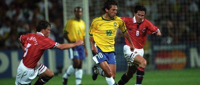 من مباراة البرازيل والنرويج في مونديال 1998