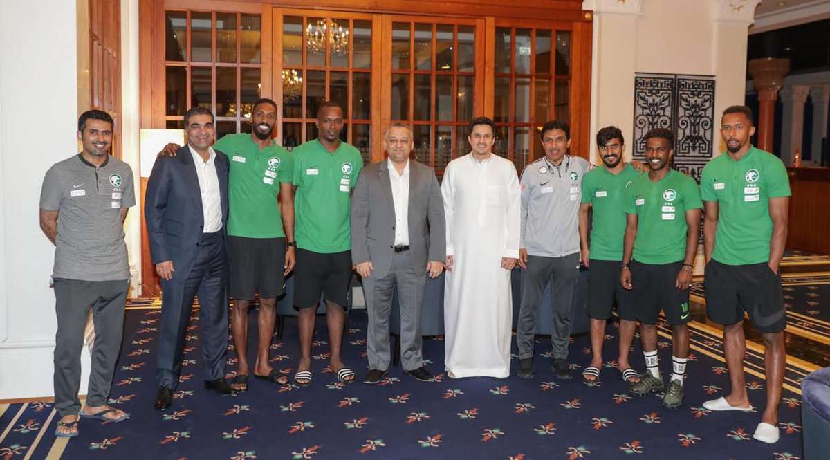 عادل عزت رفقة اللاعبين المستبعدين