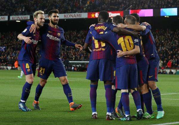 جوميز مع لاعبي برشلونة