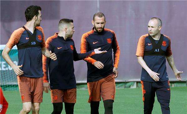 فيدال مع لاعبي برشلونة