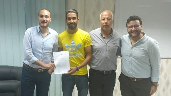 جانب من التوقيع