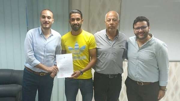 جانب من التوقيع