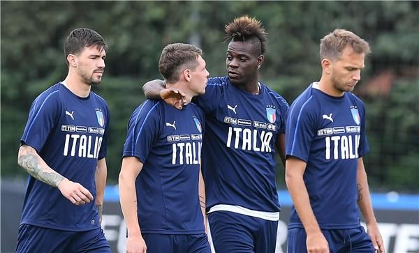 بالوتيلي مع لاعبي إيطاليا