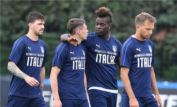 بالوتيلي مع لاعبي إيطاليا