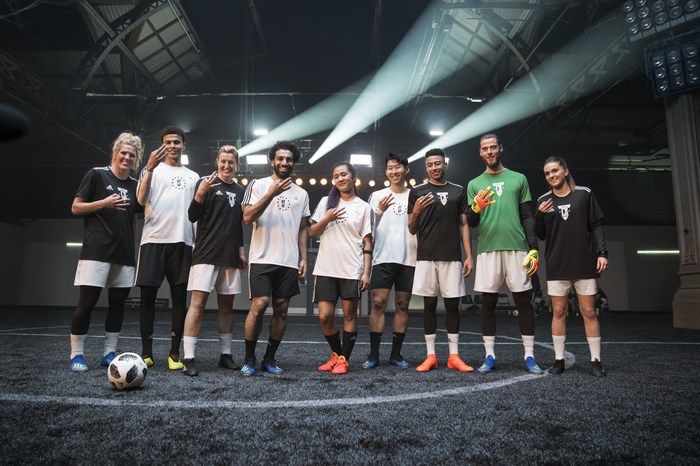 صلاح وسط بقية النجوم