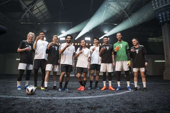 صلاح وسط بقية النجوم