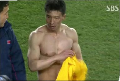 جي يون نام كشف للجميع عن قوته الجسدية بعد نهاية مباراته التاريخية مع البرازيل