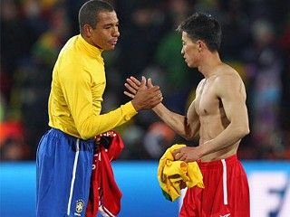 جي يون نام يصفاح البرازيلي جيلبرتو سيلفا بعد نهاية المباراة