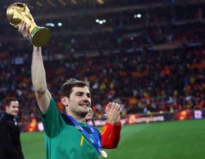 كاسياس يحمل كأس العالم