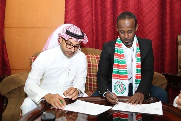 عبدالعزيز عبدو أثناء التوقيع