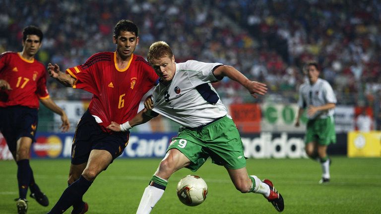 fernando-hierro-spain-damien-duff-republic-of-ireland-2002-world-cup_3480097
