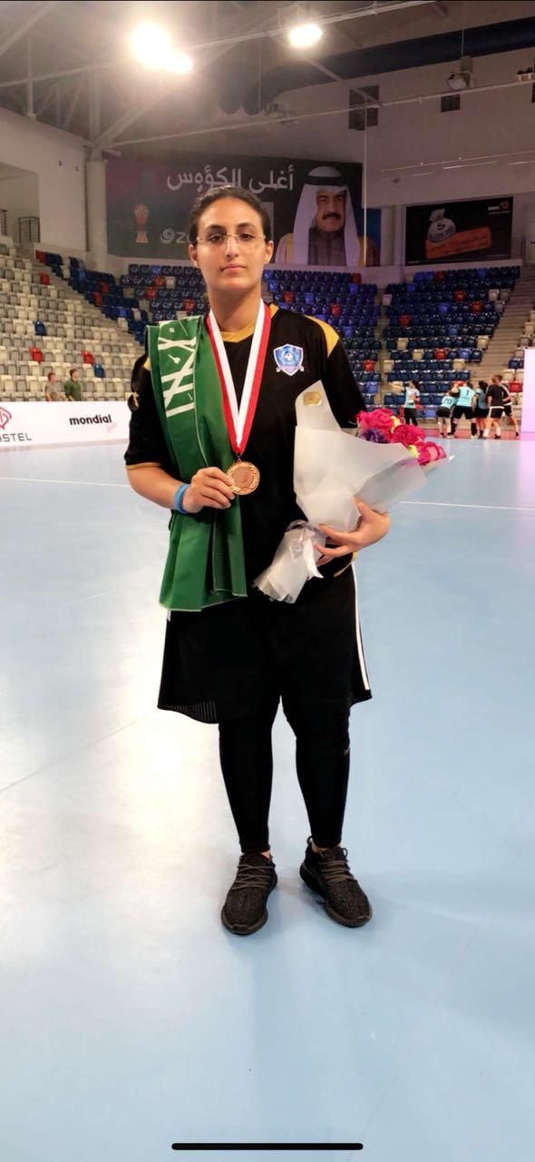 اللاعبة السعودية منيرة الحمدان مع الميدالية البرونزية في البحرين