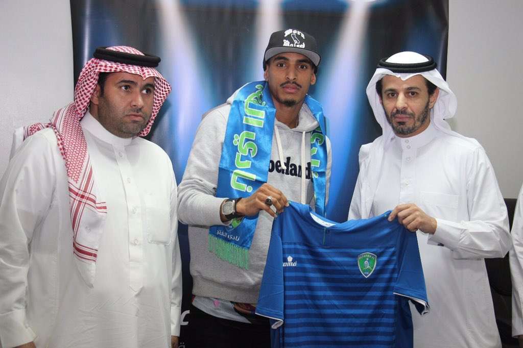 جانب من التوقيع