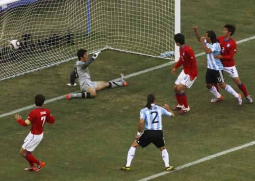 بارك تشو يونج ( رقم 10 ) بعد أن أحرز الهدف الأول للأرجنتين عن طريق الخطأ