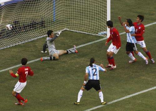 بارك تشو يونج ( رقم 10 ) بعد أن أحرز الهدف الأول للأرجنتين عن طريق الخطأ