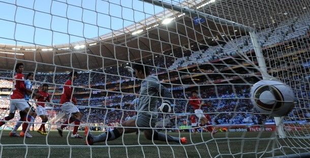 الكرة تهتز الشباك الكورية بعد أن لمست قدم المهاجم بارك تشو يونج