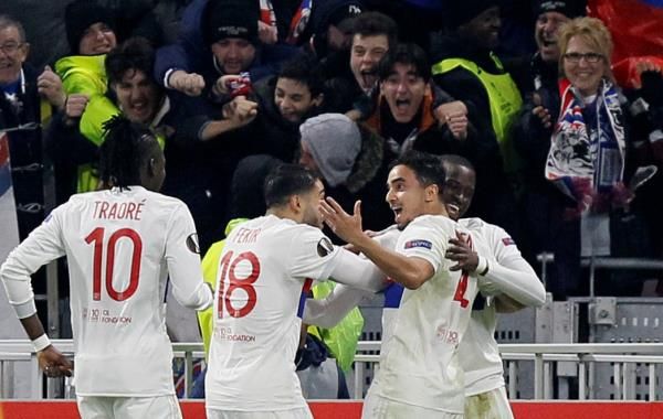 نبيل فقير مع لاعبي ليون