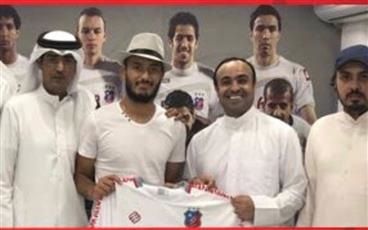 الأحمر خلال حفل التوقيع