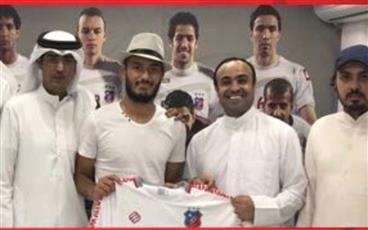 الأحمر خلال حفل التوقيع