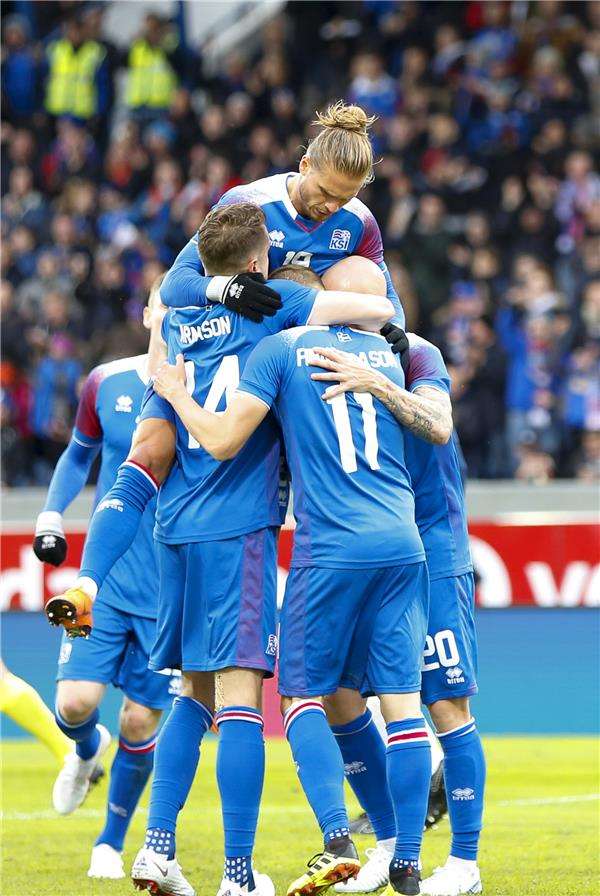 لاعبو المنتخب الأيسلندي