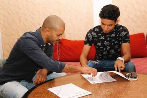 جانب من التوقيع