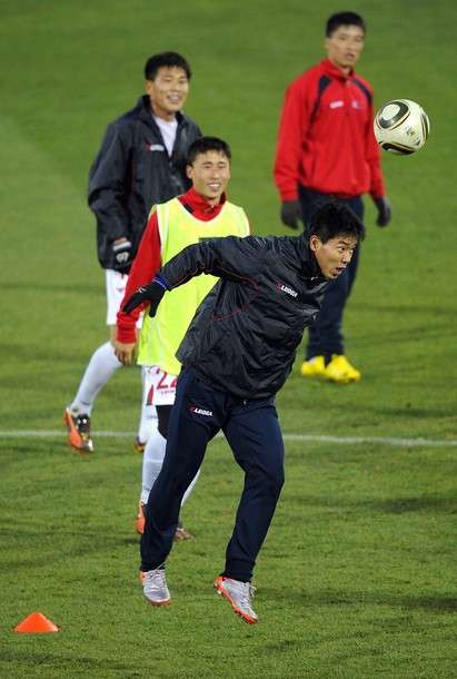 من تدريبات المنتخب الكوري الشمالي في جنوب أفريقيا