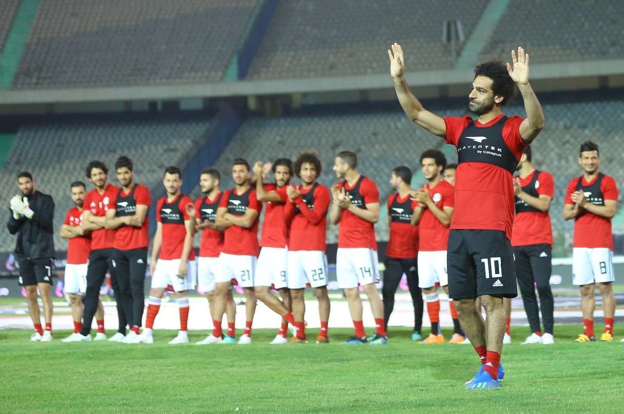 محمد صلاح يتلقى تحية الجمهور