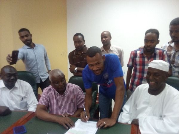 جانب من التوقيع