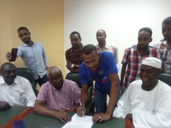 جانب من التوقيع