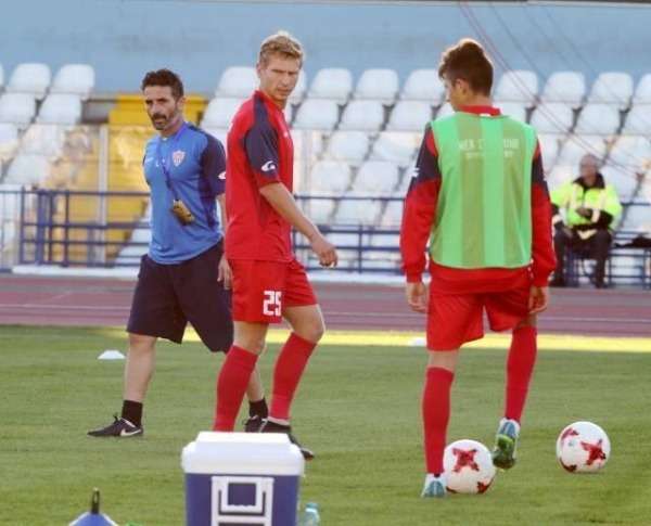 زينيو (على اليسار)