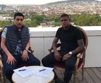 أثناء توقيع اللاعب