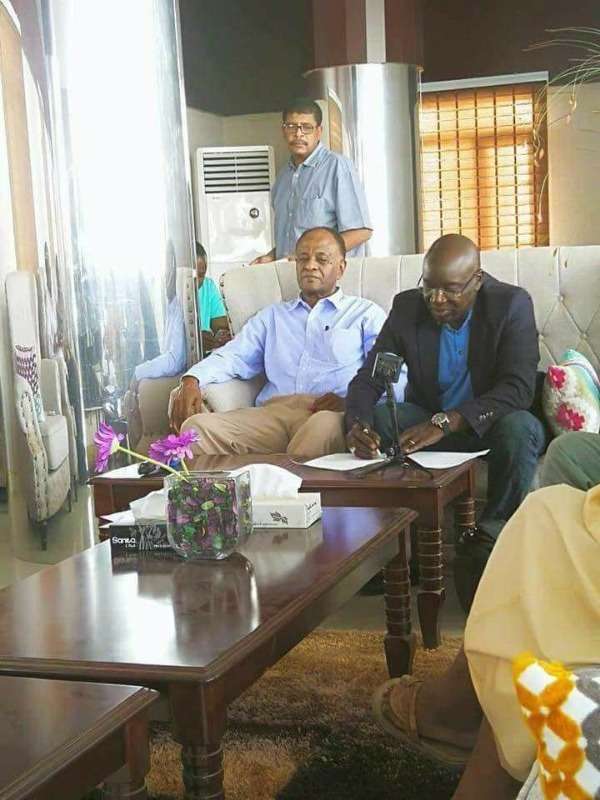 لامين نداي أثناء توقيع العقد