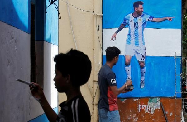 صورة لميسي على أحد الجدران