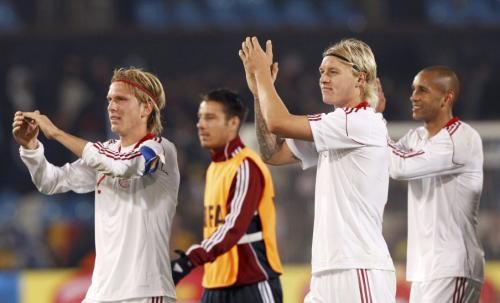 لاعبي الدنمارك يحيون الجماهير بعد الفوز على الكاميرون 