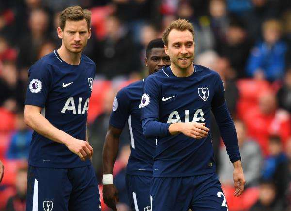 إريكسن مع لاعبي توتنهام