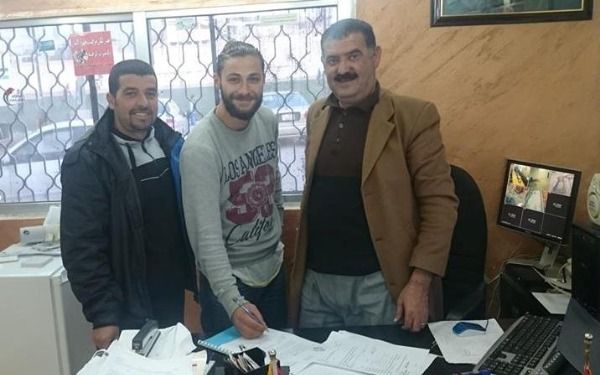 فهد جاسر خلال توقيعه للصريح 