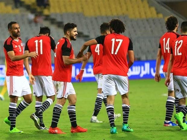 سام مرسي مع لاعبي منتخب مصر