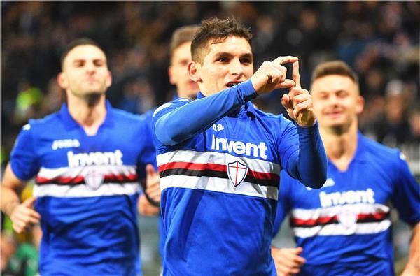 لوكاس مع لاعبي سامبدوريا