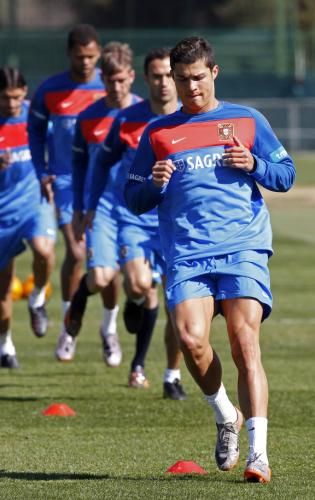 2010-06-18t104900z_01_jmr01_rtridsp_3_soccer-world_reuters