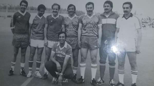 بدر إسماعيل (جالسا) مع النجوم المعتزلين عام 83