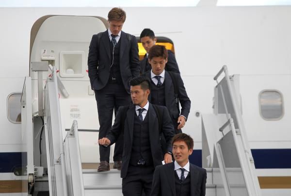 منتخب اليابان أثناء الوصول