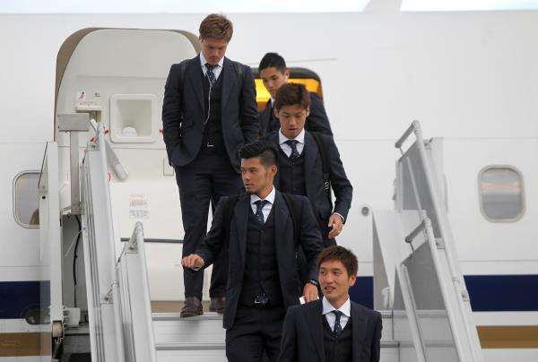 منتخب اليابان أثناء الوصول