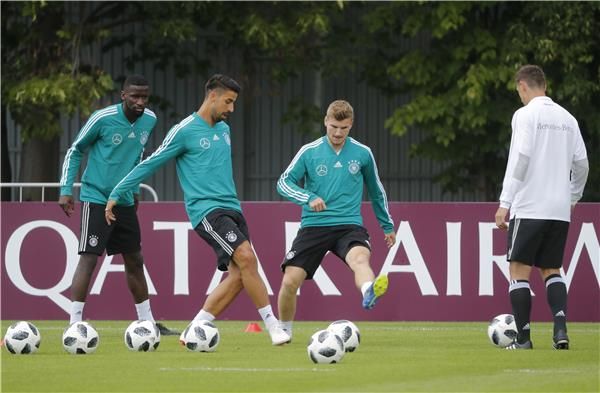 فيرنر مع لاعبي ألمانيا