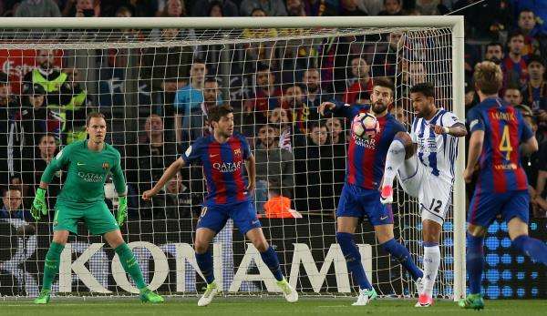 تير شتيجن في إحدى مباريات برشلونة